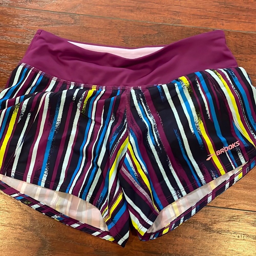 Brooks lined running shorts elastic waist , lightweight size small